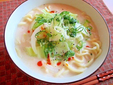 ラー油と黒胡椒がピリリ！お手軽豆乳みそラーメン♪